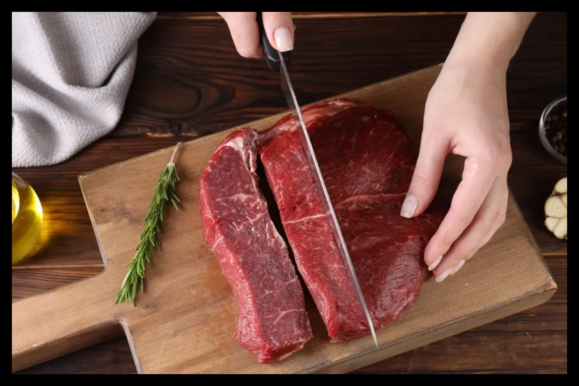 چگونه با افزودن میوه‌ای خاص قبل از پخت، استیک خود را نرم‌تر کنیم؟
