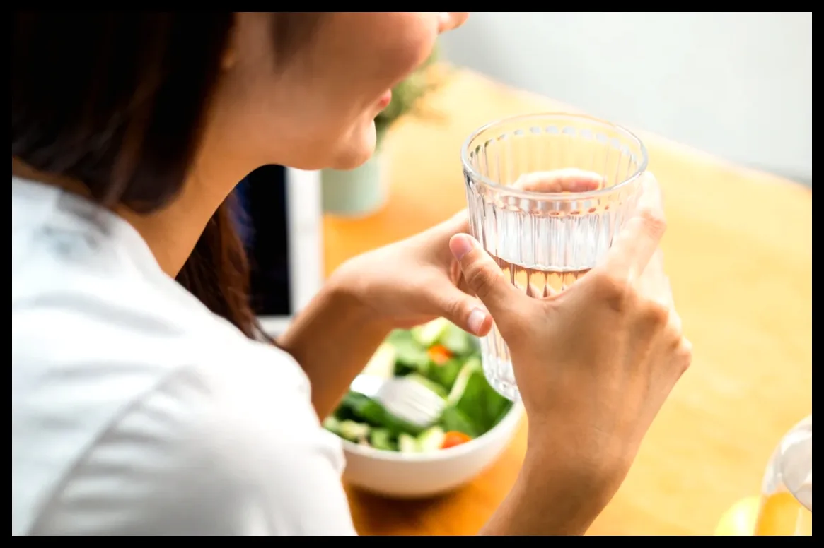 تأثیر نوشیدن آب هنگام غذا بر اشتها و میزان غذا خوردن