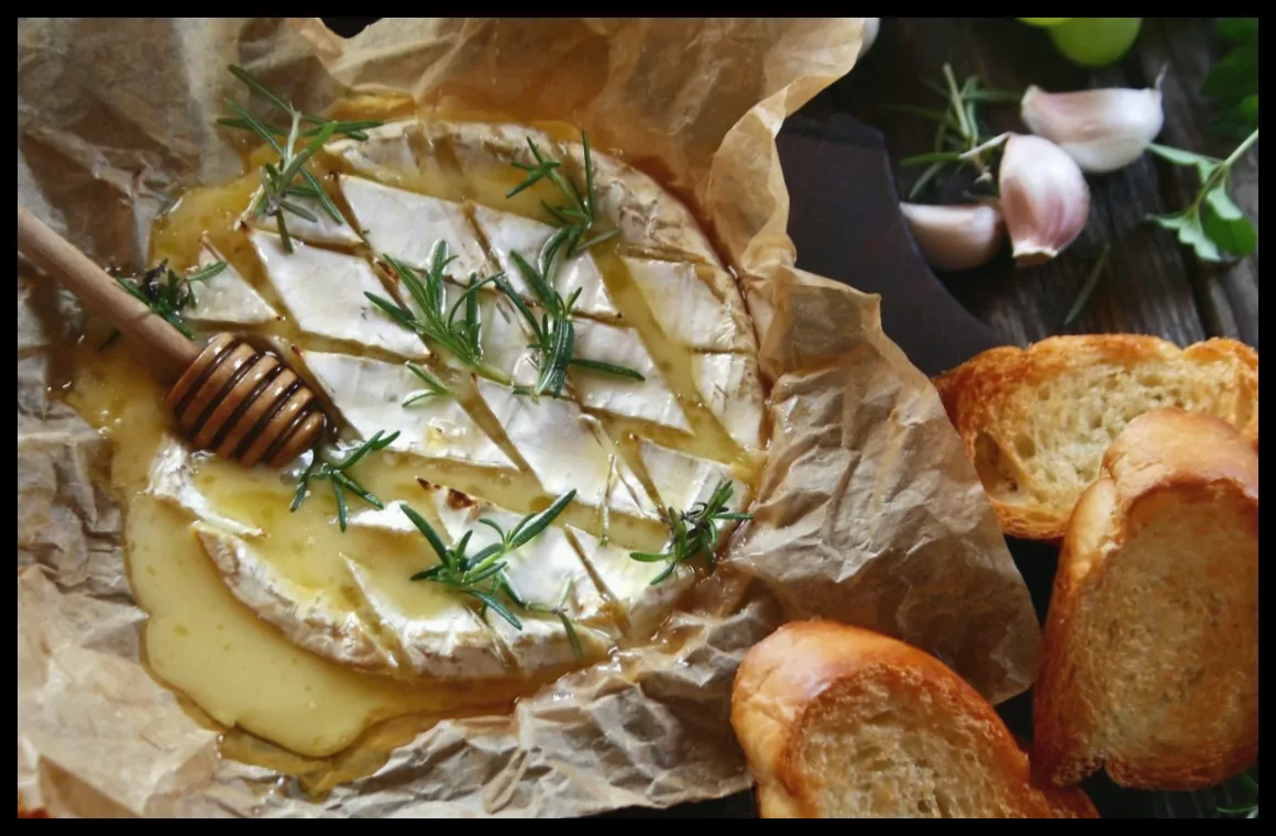 طرز تهیه کاممبرت پخته شده با عسل و سیب در کمتر از 20 دقیقه برای پاییز